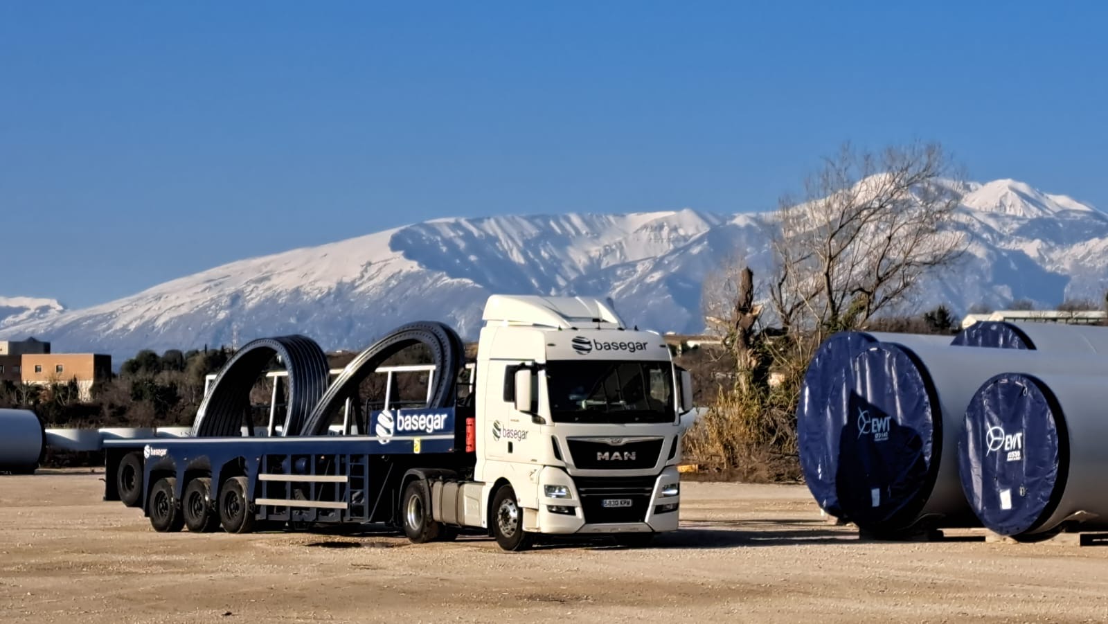 Transport von Windkraftkomponenten - Rotorblätter, Ringe und Türme auf europäischen Straßen