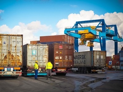 Verwaltung von Transportgenehmigungen und Ladungssicherung in Häfen